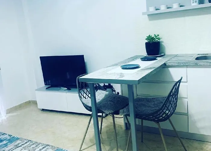 Lida's Grey 1 Bedroom Apartment *